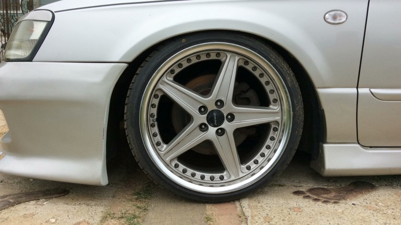 タイヤホイール前