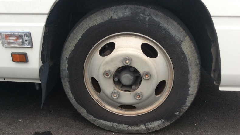 タイヤホイール前