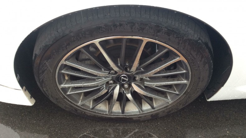 タイヤホイール前