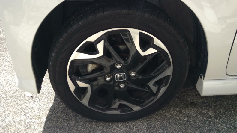 タイヤホイール前