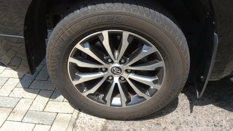 タイヤホイール前