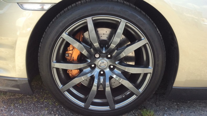 タイヤホイール前