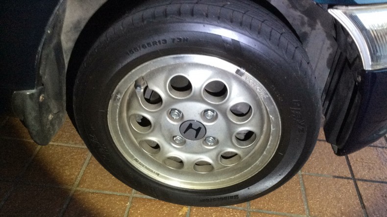 タイヤホイール前