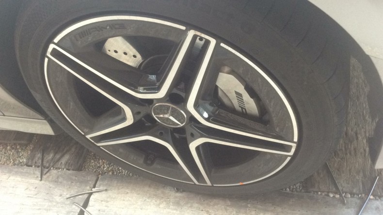 タイヤホイール前