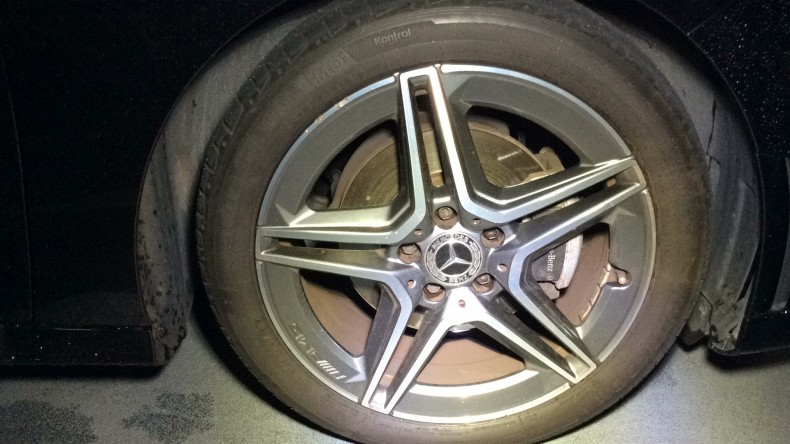 タイヤホイール前