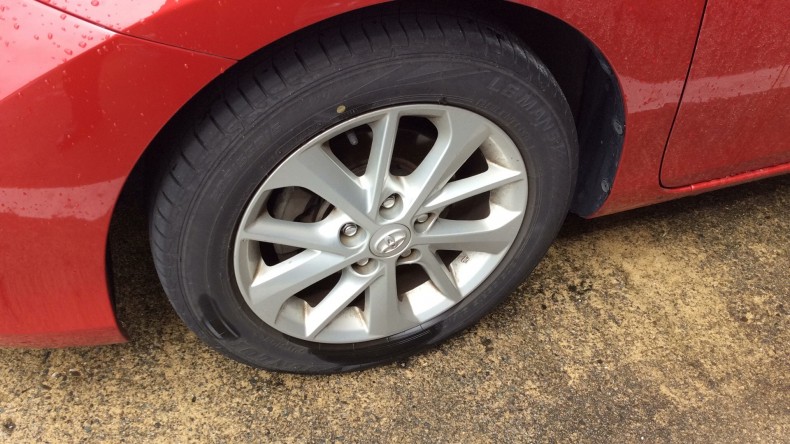 タイヤホイール前