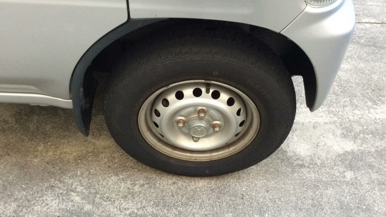 タイヤホイール前