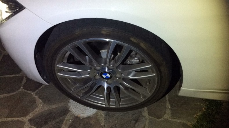 タイヤホイール前