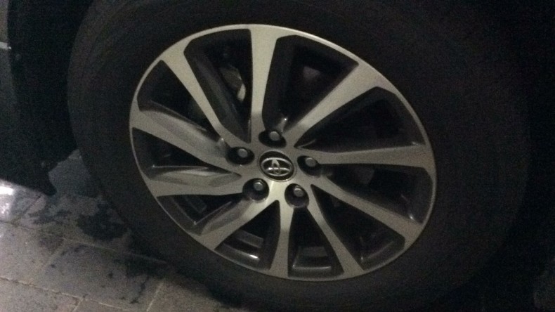 タイヤホイール前