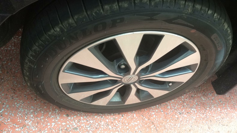 タイヤホイール前