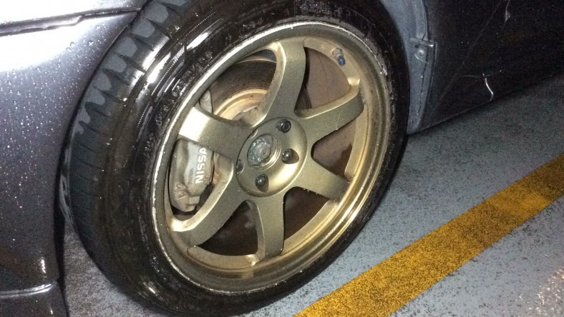 タイヤホイール前