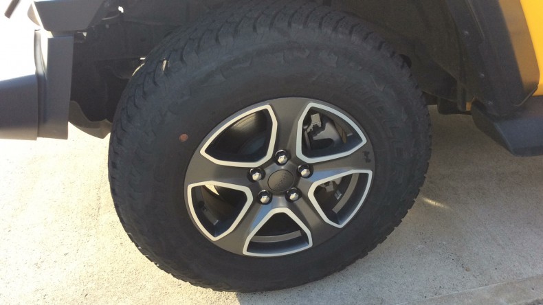 タイヤホイール前