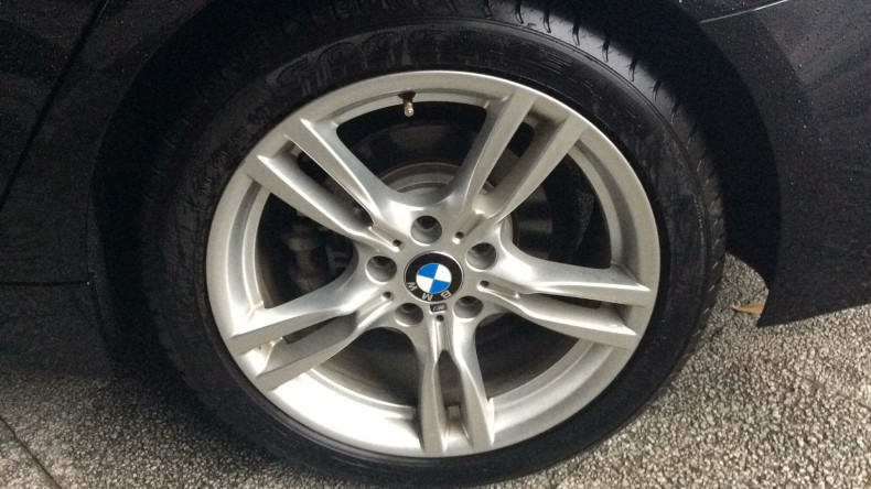 タイヤホイール前