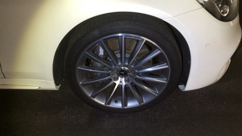 タイヤホイール前