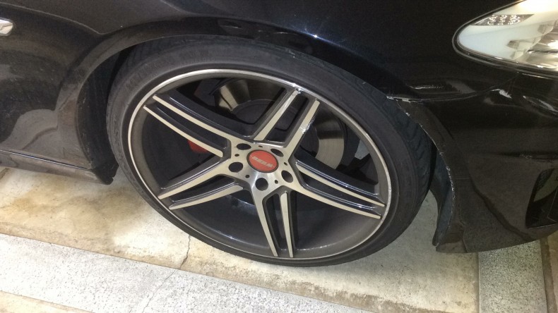 タイヤホイール前