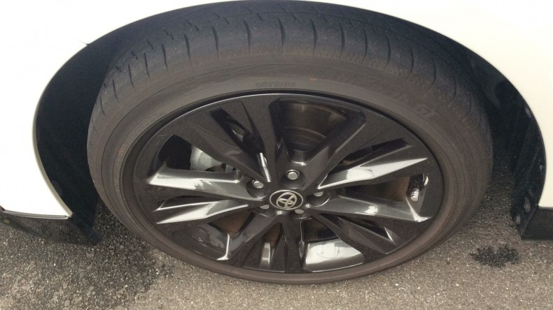 タイヤホイール前