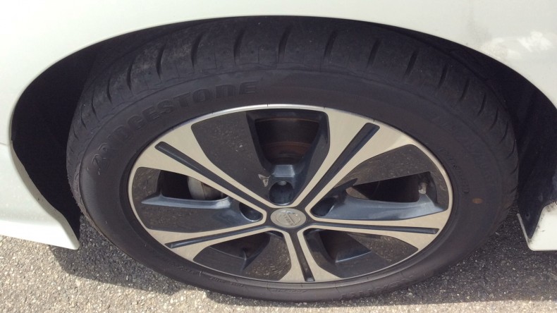 タイヤホイール前