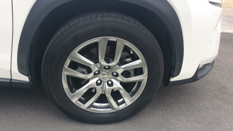 タイヤホイール前