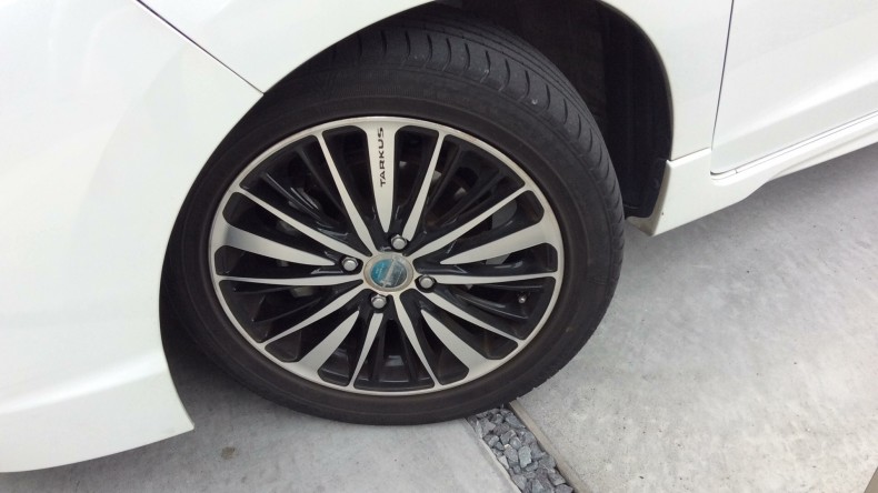 タイヤホイール前