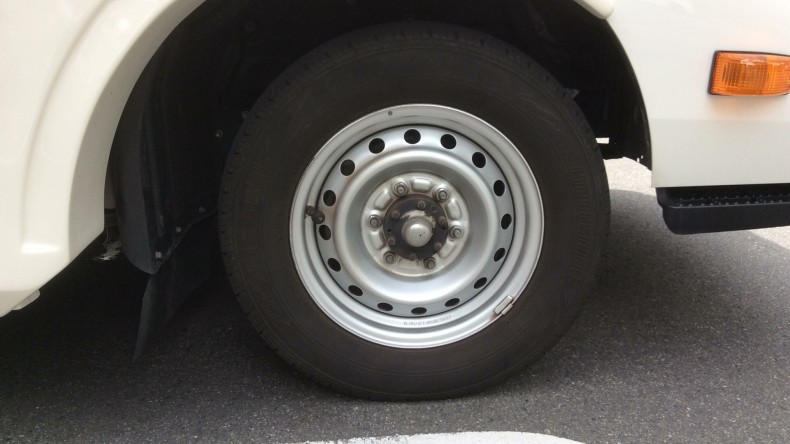 タイヤホイール前