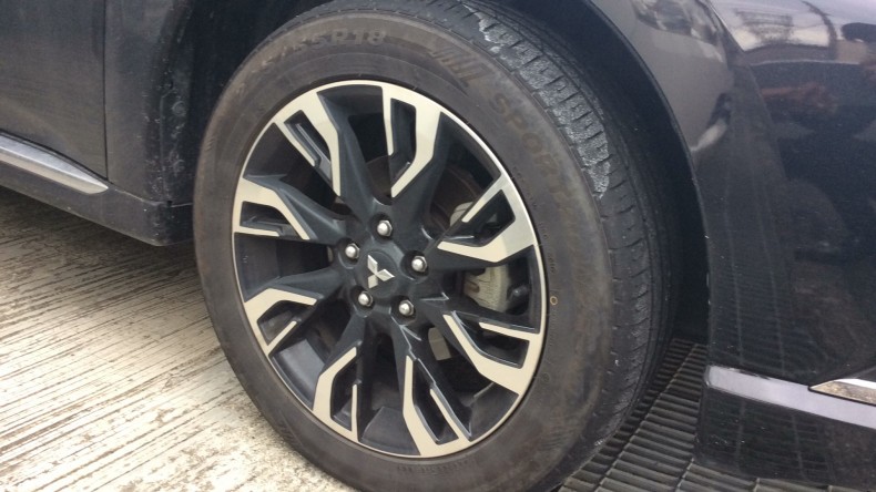 タイヤホイール前