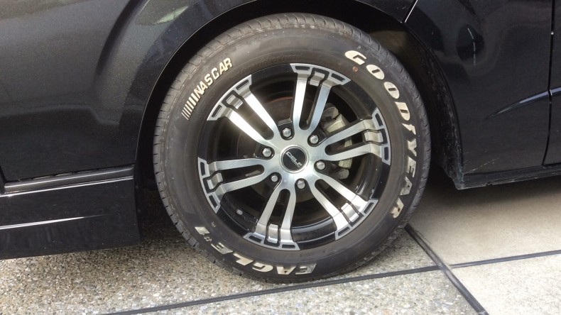 タイヤホイール前