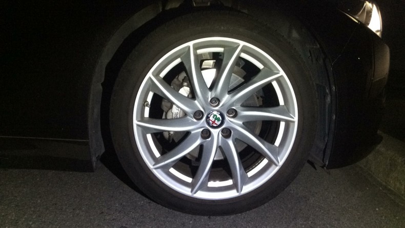 タイヤホイール前