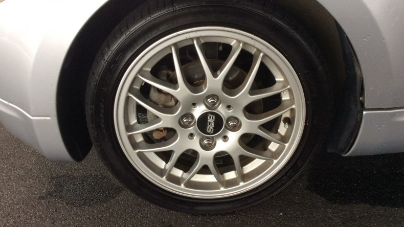 タイヤホイール前