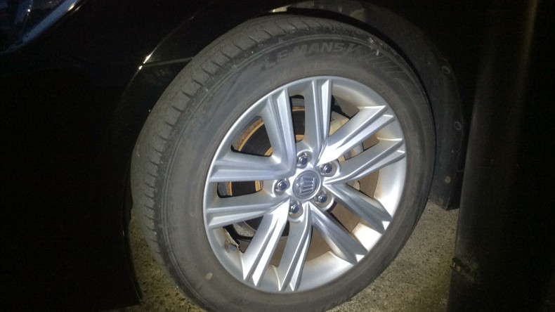 タイヤホイール前