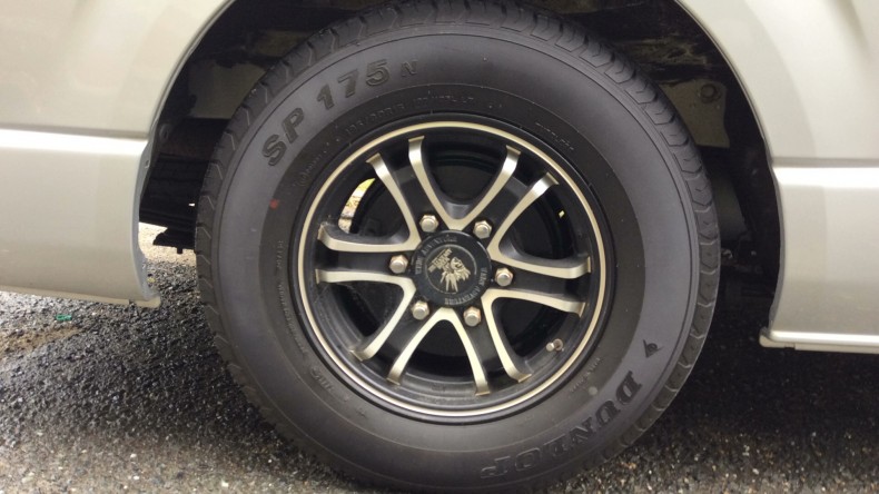 タイヤホイール前