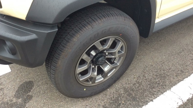 タイヤホイール前