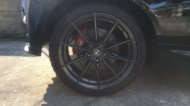 タイヤホイール前