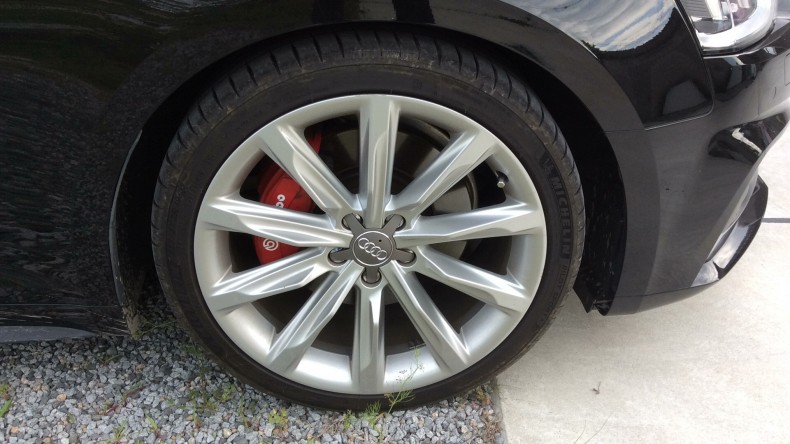 タイヤホイール前