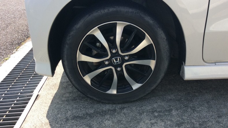 タイヤホイール前