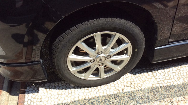 タイヤホイール前