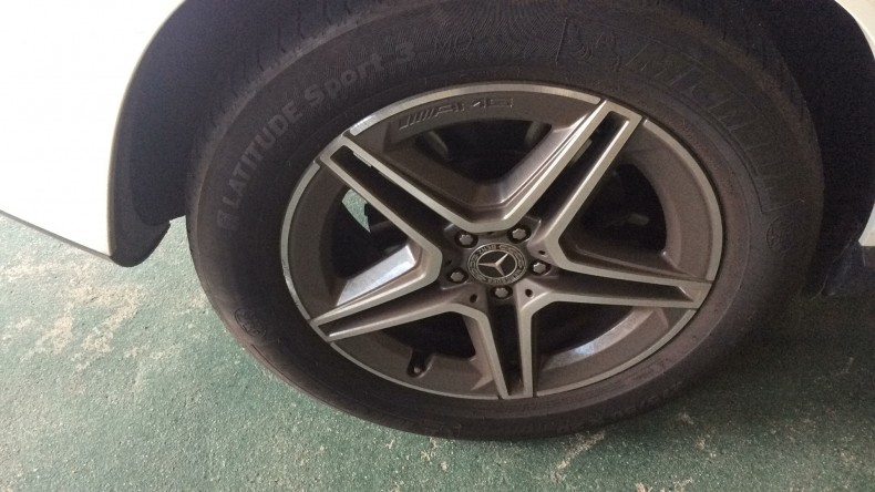 タイヤホイール前