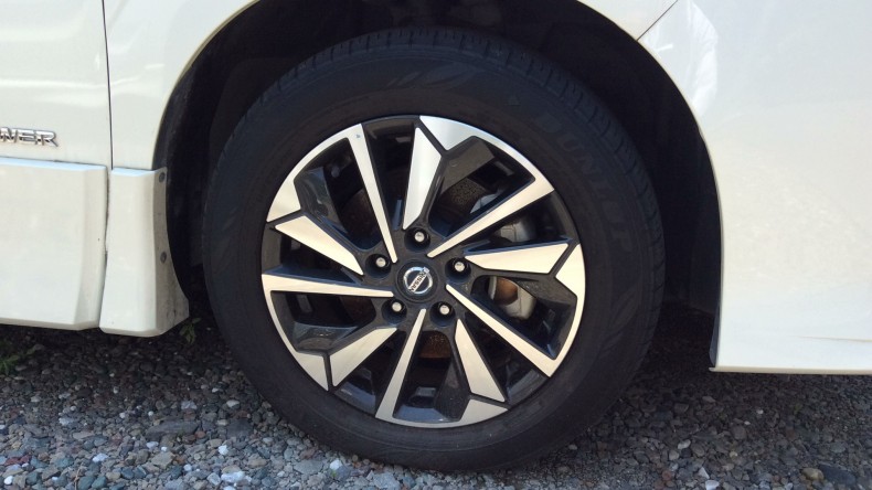 タイヤホイール前