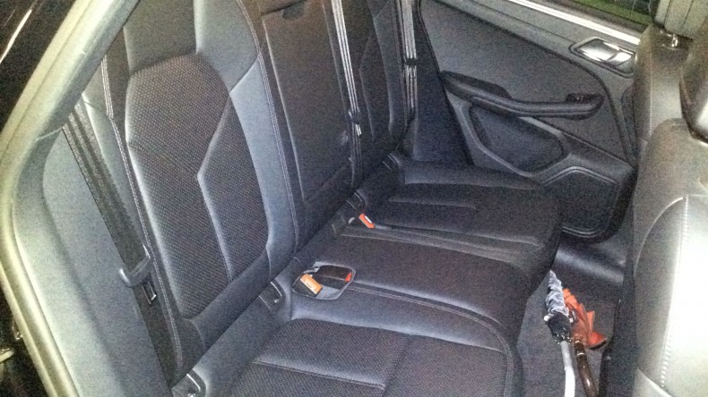 内装後方シート