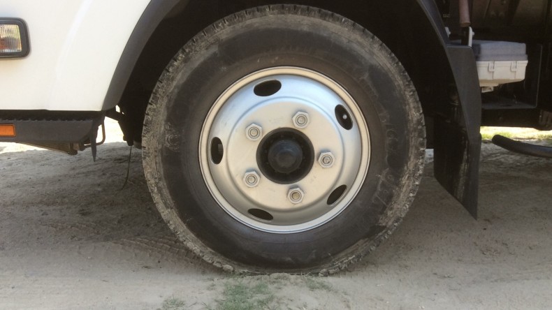 タイヤホイール前