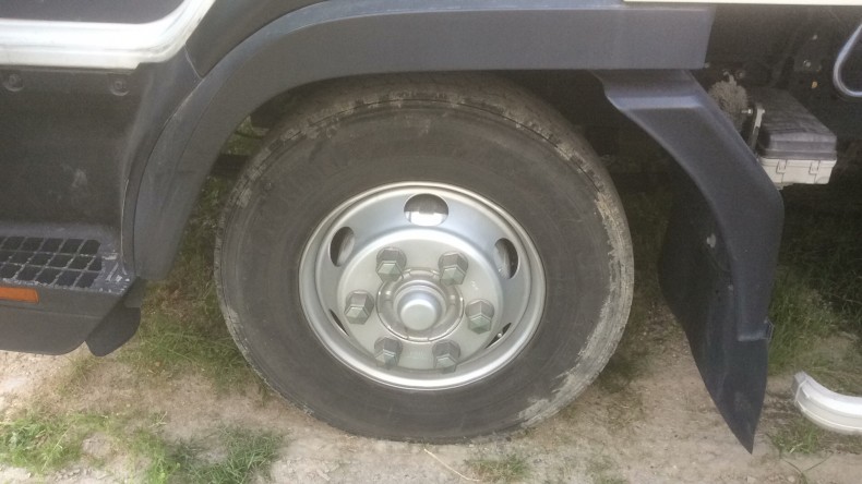 タイヤホイール前