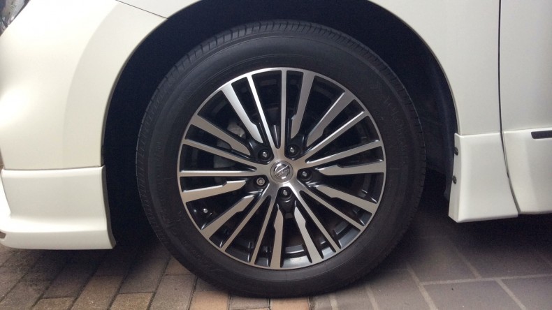 タイヤホイール前