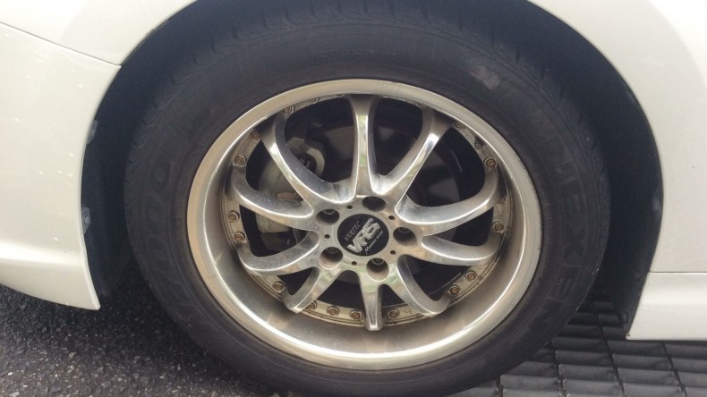 タイヤホイール前