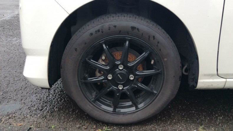 タイヤホイール前