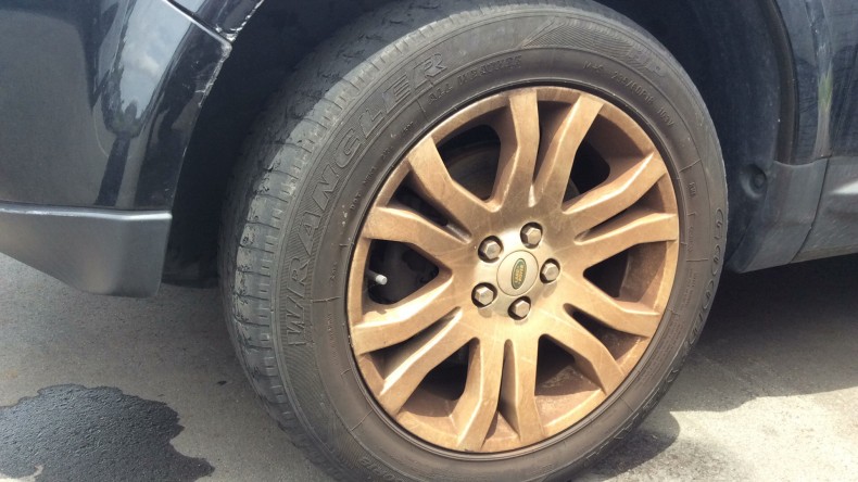 タイヤホイール前