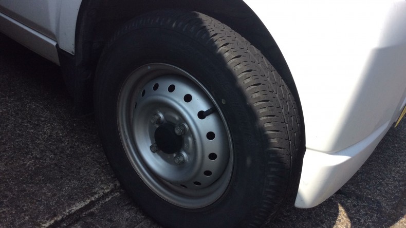 タイヤホイール前