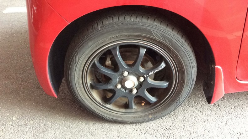 タイヤホイール前