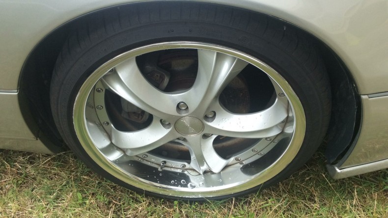 タイヤホイール前