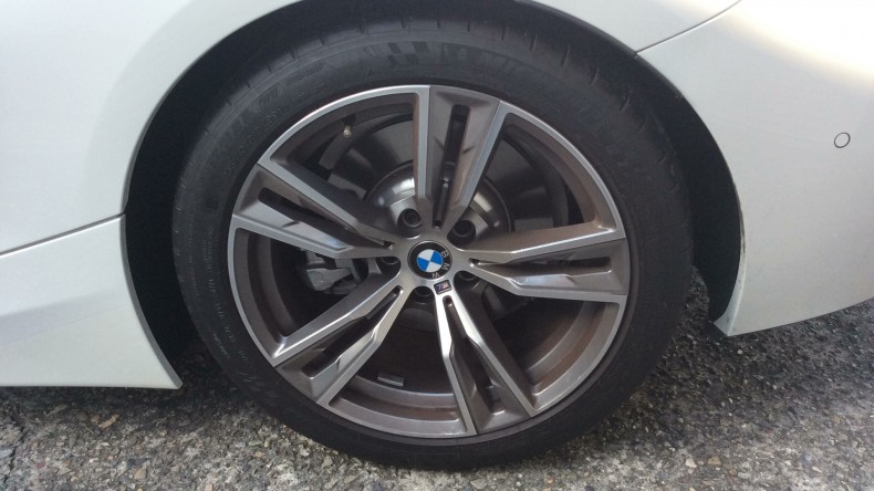 タイヤホイール前