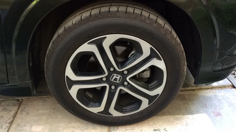 タイヤホイール前