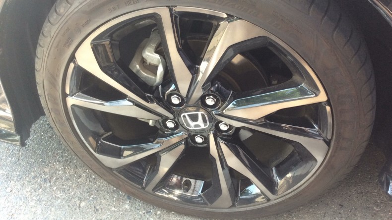 タイヤホイール前